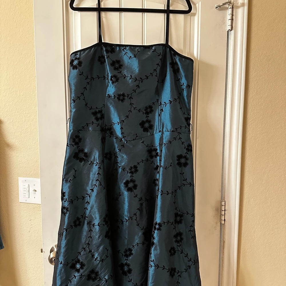 Dressbarn Collection Women's Teal and Black Velvet Floral Pattern Dress Size 16